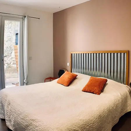 Appartements Entre Provence Et Camargue Tarascon Exterior photo